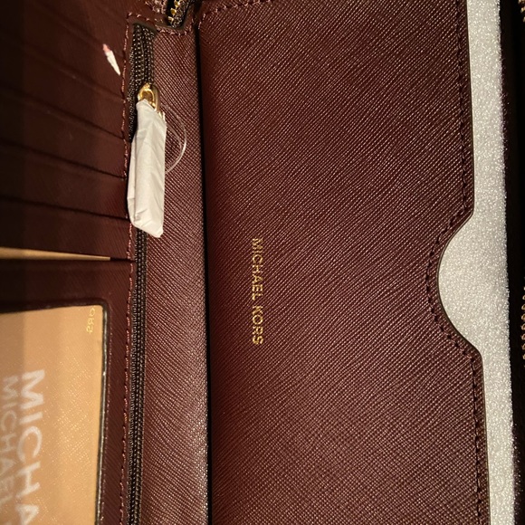 Michael Kors wristlet - Picture 5 of 5